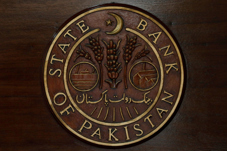 O logotipo do State Bank of Pakistan (SBP) é retratado em uma recepção na sede em Karachi