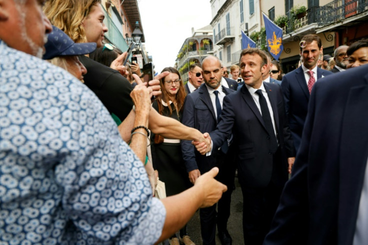 O presidente francês Emmanuel Macron cumprimenta as pessoas no histórico Bairro Francês de Nova Orleans, Louisiana, em 2 de dezembro de 2022