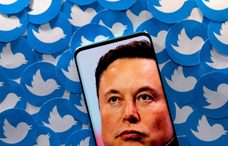 Ilustração mostra imagem de Elon Musk em smartphone e logotipos do Twitter impressos