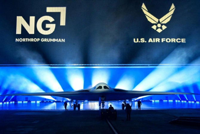 O B-21 Raider é revelado durante uma cerimônia nas instalações da Northrop Grumman em Palmdale, Califórnia, em 2 de dezembro de 2022