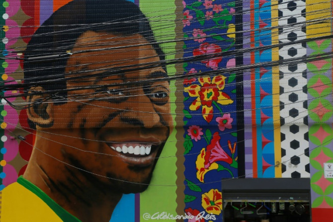 Vista de um mural retratando a lenda do futebol brasileiro Pelé, do artista Aleksandro Reis, em São Paulo, no sábado