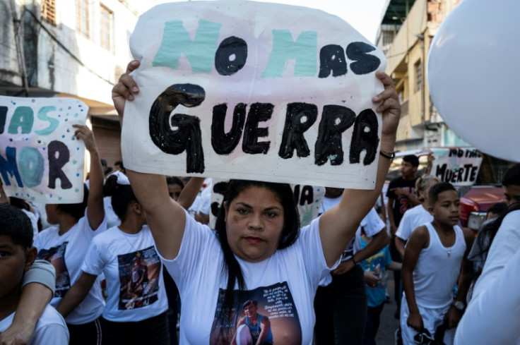 Moradores de Caracas protestaram contra a violência policial em 20 de novembro de 2022, depois que Yadimar Sierra, de 11 anos, foi baleada e morta enquanto dormia em sua casa, supostamente por um policial que desapareceu