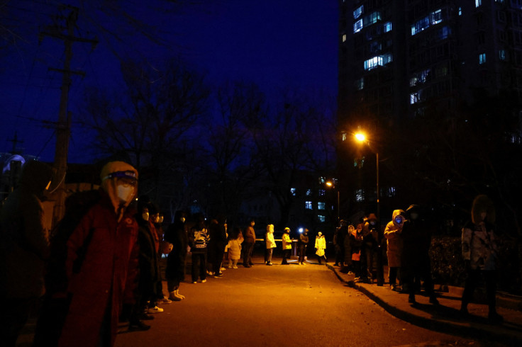 Pessoas fazem fila para fazer um teste de ácido nucleico para a doença de coronavírus (COVID-19), perto de um complexo residencial em Pequim