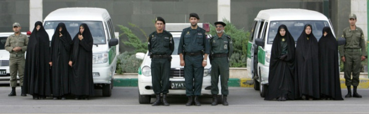 Homens e mulheres da polícia moral se preparam para patrulhar em 2007, quando começaram a reprimir e prender mulheres