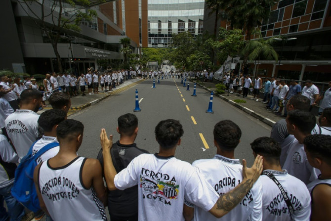 Centenas de torcedores de futebol participaram de uma vigília em 4 de dezembro de 2022 do lado de fora da clínica de São Paulo, onde o astro brasileiro Pelé luta contra uma infecção respiratória.