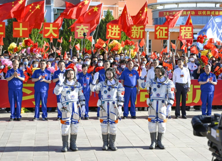 Os astronautas chineses Cai Xuzhe (L), Chen Dong (C) e Liu Yang - vistos em junho de 2022 antes de sua missão na estação espacial Tiangong - retornaram com segurança à Terra, informou a mídia estatal