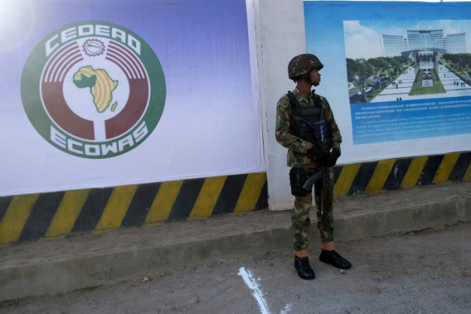 Os líderes da África Ocidental pressionam as juntas militares em Burkina, Guiné e Mali para um rápido retorno ao regime civil