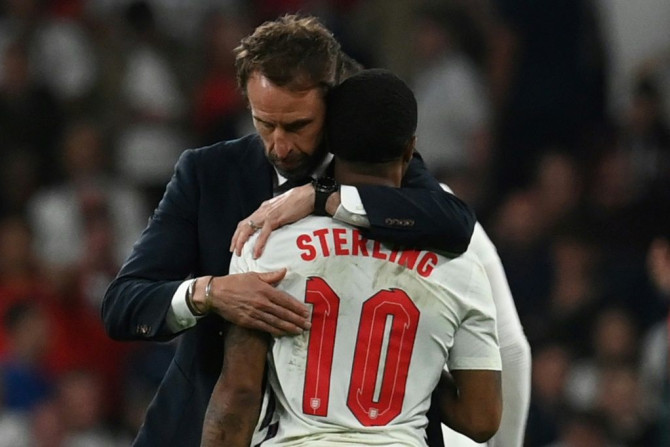 O técnico da Inglaterra, Gareth Southgate, abraça o atacante Raheem Sterling após a final da Euro 2020