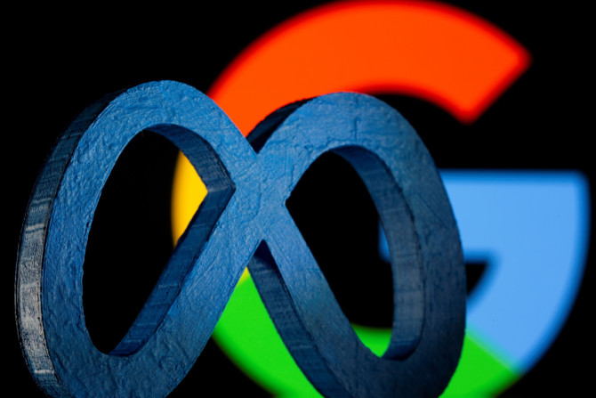 Um novo logotipo de marca do Facebook impresso em 3D, Meta, é visto na frente do logotipo do Google exibido nesta ilustração