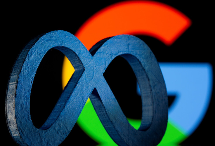Um novo logotipo de marca do Facebook impresso em 3D, Meta, é visto na frente do logotipo do Google exibido nesta ilustração