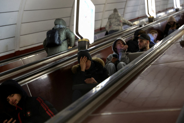 Pessoas se abrigam dentro da estação de metrô em meio a ataques de mísseis russos em Kiev, na Ucrânia
