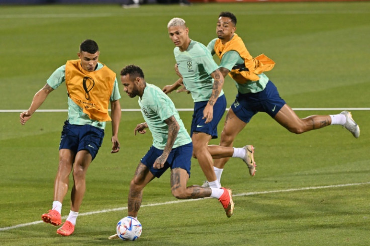 Neymar (2º E) pode voltar para o Brasil contra a Coreia do Sul na segunda-feira