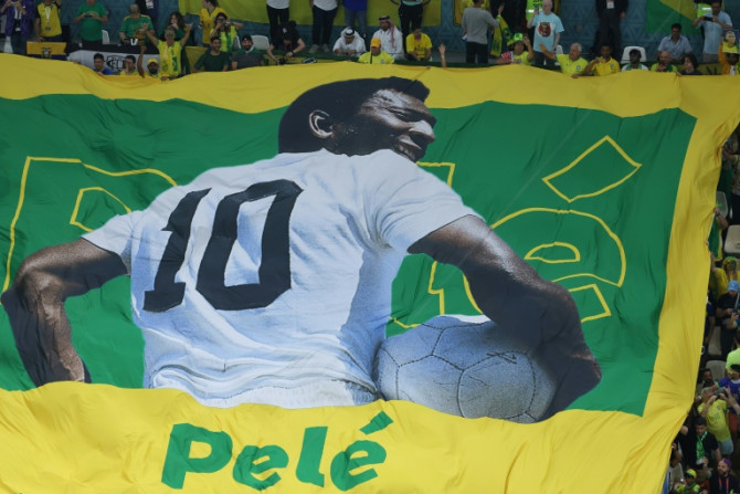 O lendário jogador de futebol brasileiro Pelé é o único jogador a vencer três Copas do Mundo, em 1958, 1962 e 1970