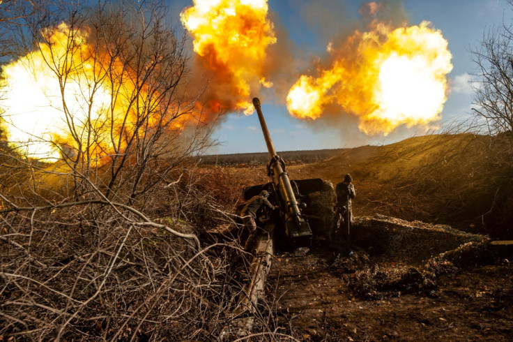 Militares ucranianos disparam um canhão rebocado de 130 mm M-46 em uma linha de frente perto de Soledar