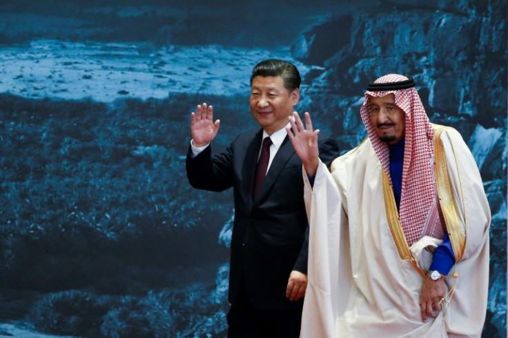 O rei Salman da Arábia Saudita é visto com o presidente chinês Xi Jinping durante uma visita a Pequim em março de 2017