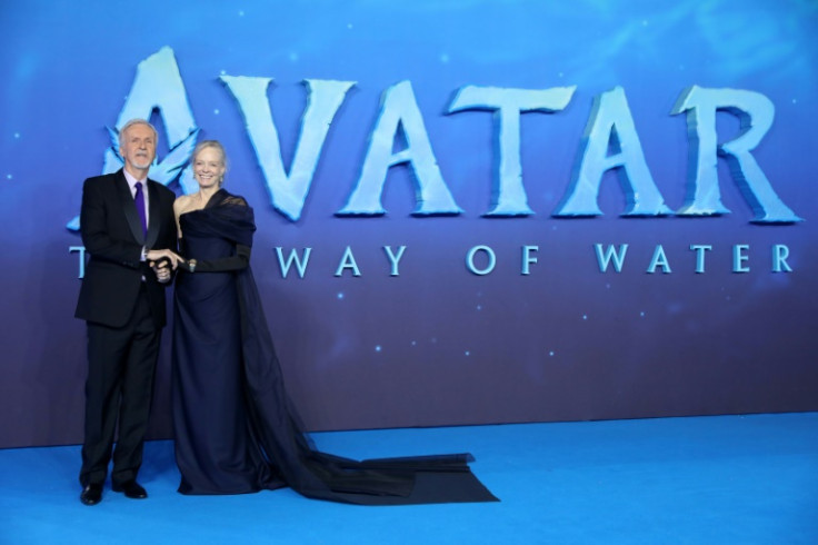 O cineasta canadense James Cameron e Suzy Amis Cameron posam no tapete vermelho da estreia mundial de &#39;Avatar: The Way of Water&#39;