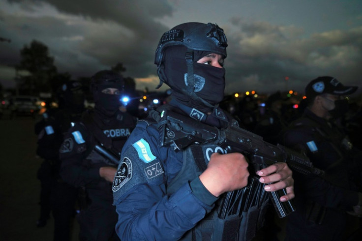 Centenas de policiais hondurenhos se preparam para uma operação especial contra quadrilhas criminosas, em Tegucigalpa, em 6 de dezembro de 2022