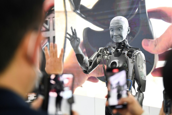 Os promotores da IA consideram que está revolucionando a experiência humana, mas os críticos enfatizam que a tecnologia corre o risco de colocar as máquinas no comando de decisões que mudam a vida