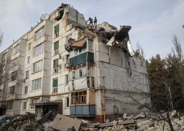 Uma vista mostra um edifício residencial danificado por um ataque de míssil russo perto da cidade de Chuhuiv
