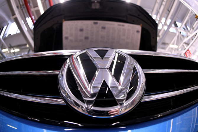 Um logotipo da Volkswagen é retratado em uma linha de produção na fábrica da Volkswagen em Wolfsburg