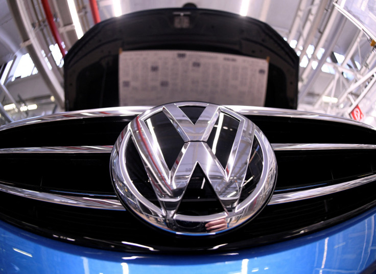 Um logotipo da Volkswagen é retratado em uma linha de produção na fábrica da Volkswagen em Wolfsburg