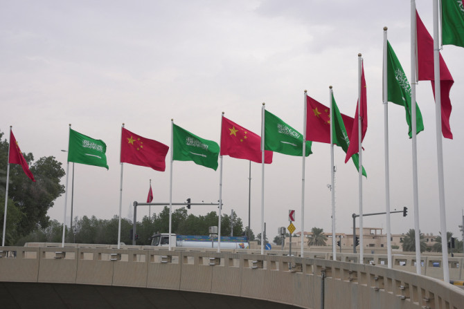 Bandeiras dos países participantes são retratadas antes da cúpula China-Árabe em Riad