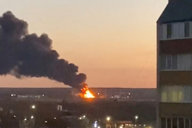 Mídia russa mostra incêndio no aeródromo de Kursk após suposto ataque de drones