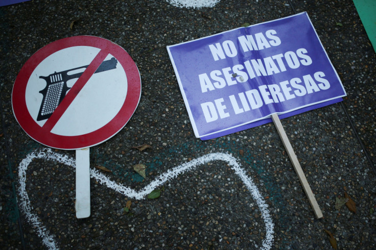 Placa com os dizeres "Chega de assassinatos de mulheres líderes" é vista durante vigília para exigir respeito à vida de manifestantes durante os protestos contra a política social e econômica do governo do presidente colombiano Ivan Duque, em Bogotá