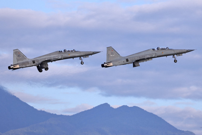 Dois caças F-5 são vistos durante treino na Base Aérea de Chihhang em Taitung