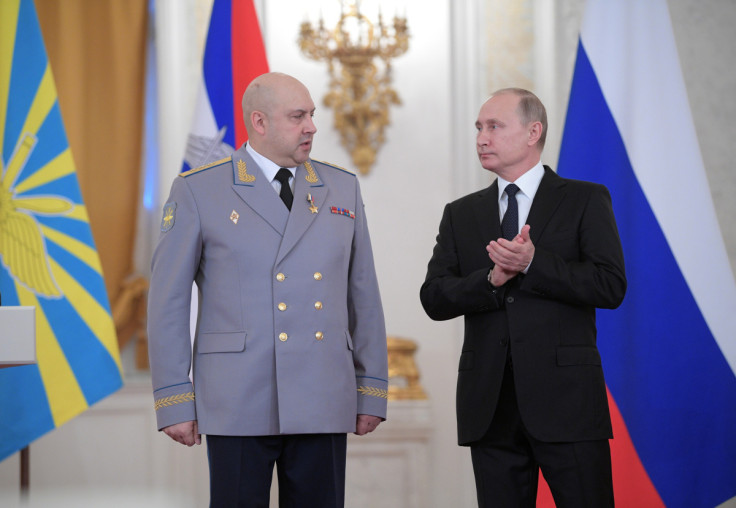 O presidente russo Vladimir Putin e o coronel-general Sergei Surovikin, comandante das forças russas na Síria, participam de uma cerimônia de premiação estadual para militares que serviram na Síria, no Kremlin em Moscou