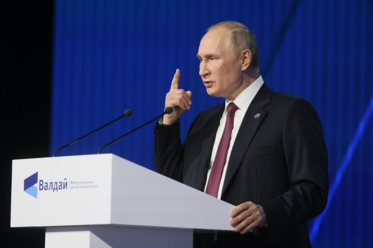 "A Rússia está apenas tentando defender seu direito de existir", disse o presidente Vladimir Putin