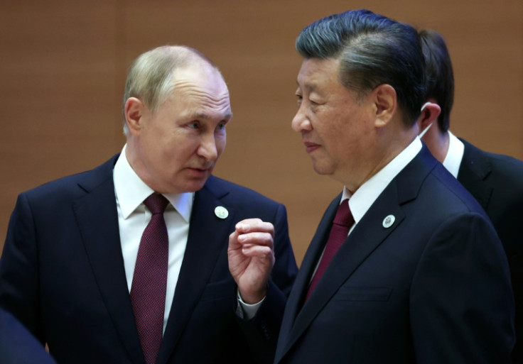 O presidente russo, Vladimir Putin, fala com o presidente da China, Xi Jinping, durante a cúpula dos líderes da Organização de Cooperação de Xangai em Samarcanda em 16 de setembro de 2022