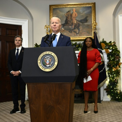 O presidente dos EUA, Joe Biden, com o secretário de Estado Antony Blinken (à esquerda) e Cherelle Griner, fala sobre a libertação de Brittney Griner na Casa Branca em 8 de dezembro de 2022
