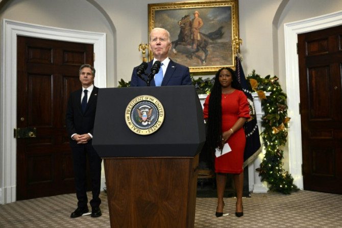 O presidente dos EUA, Joe Biden, com o secretário de Estado Antony Blinken (à esquerda) e Cherelle Griner, fala sobre a libertação de Brittney Griner na Casa Branca em 8 de dezembro de 2022