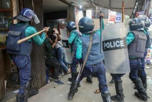 A polícia acusa ativistas do Partido Nacionalista de Bangladesh (BNP) enquanto eles se reúnem em frente ao escritório do partido em Dhaka na quarta-feira