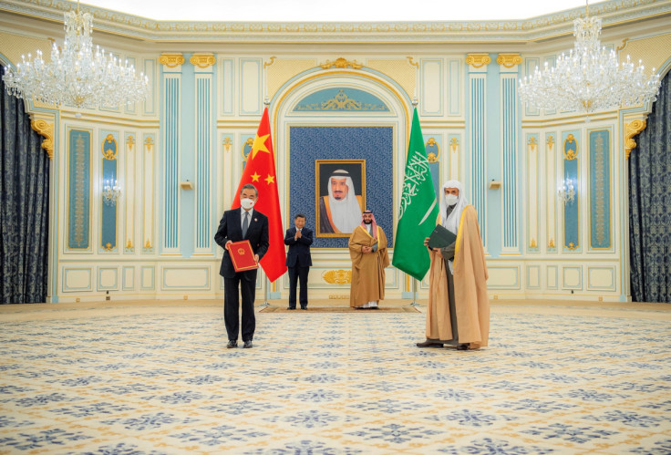 Príncipe herdeiro saudita Mohammed Bin Salman com o presidente chinês Xi Jinping em Riad