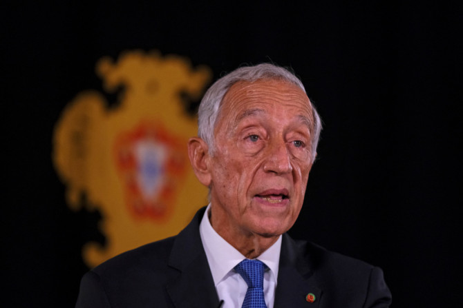 O Presidente de Portugal de Sousa dirige-se à nação para anunciar a sua decisão de dissolver o parlamento, desencadeando eleições gerais antecipadas, no Palácio de Belém, em Lisboa
