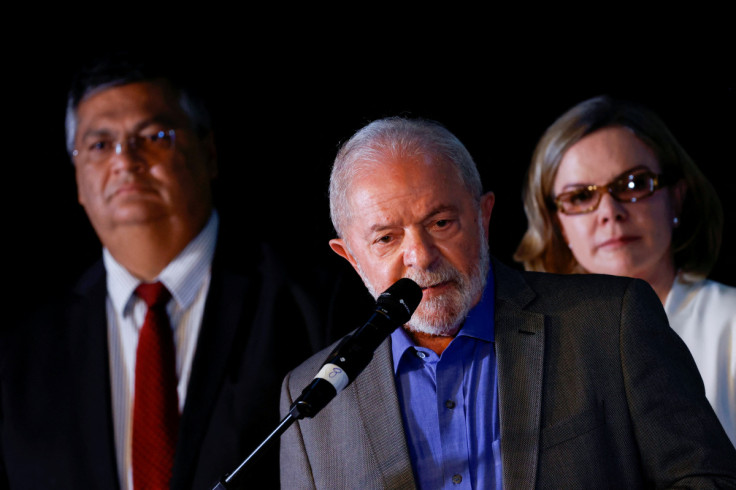 O presidente eleito do Brasil, Luiz Inácio Lula da Silva, fala durante uma coletiva de imprensa no prédio do governo de transição em Brasília
