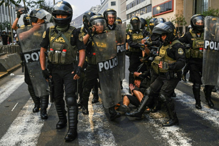 Manifestantes entram em confronto com a polícia em Lima, Peru, enquanto os protestos aumentam após o impeachment do presidente Pedro Castillo