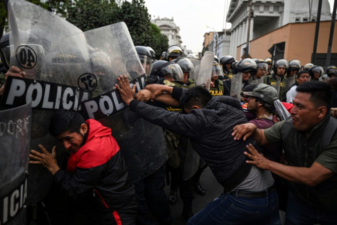 Apoiadores do ex-presidente peruano Pedro Castillo exigindo sua libertação e novas eleições entram em confronto com a polícia em Lima.