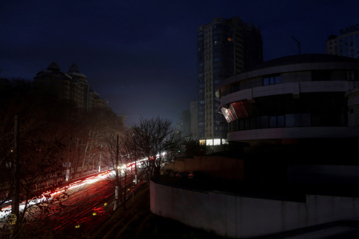 A vista mostra prédios de apartamentos sem eletricidade durante uma queda de energia em Odesa