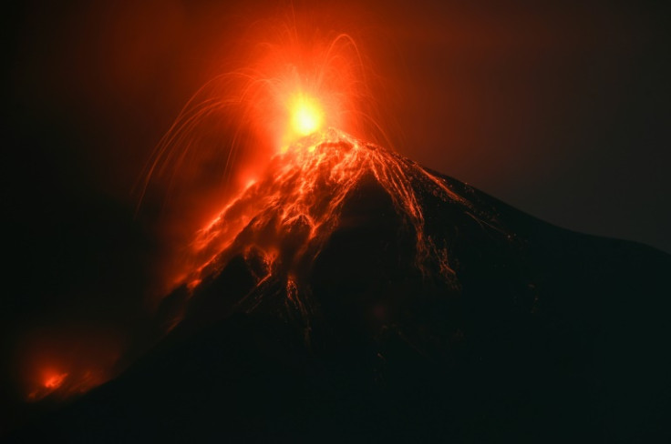 O vulcão guatemalteco conhecido como Fuego é visto em erupção em 11 de dezembro de 2022; autoridades fecharam uma estrada principal por precaução
