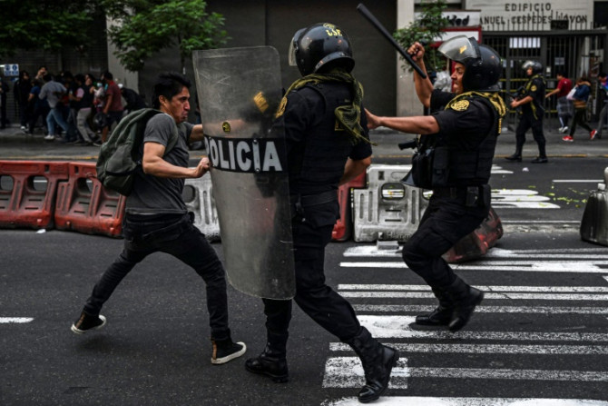 Desde que o Congresso do Peru impugnou o então presidente Pedro Castillo depois que ele tentou dissolver a legislatura, manifestantes e policiais entraram em confronto em todo o país sul-americano, como nesta briga em Lima em 8 de dezembro de 2022