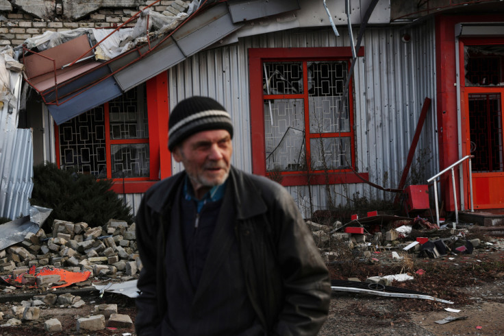 Um homem caminha por um prédio danificado, enquanto o ataque da Rússia à Ucrânia continua, dentro da cidade de Lyman, antigamente ocupada pela Rússia, devastada pela guerra, região de Donetsk na Ucrânia