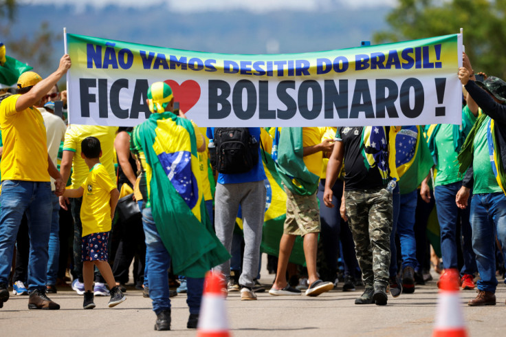 Apoiadores do presidente Jair Bolsonaro protestam contra o presidente eleito Luiz Inácio Lula da Silva em Brasília