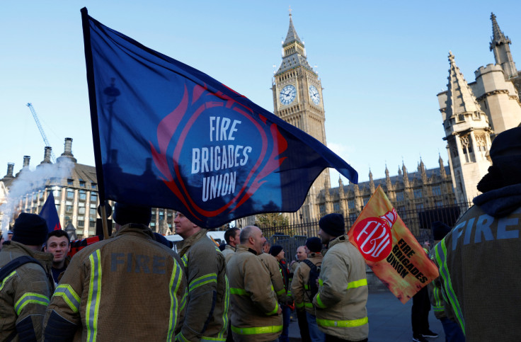 Membros do Sindicato dos Bombeiros participam de manifestação sobre possível greve futura ligada a disputa salarial, em Londres