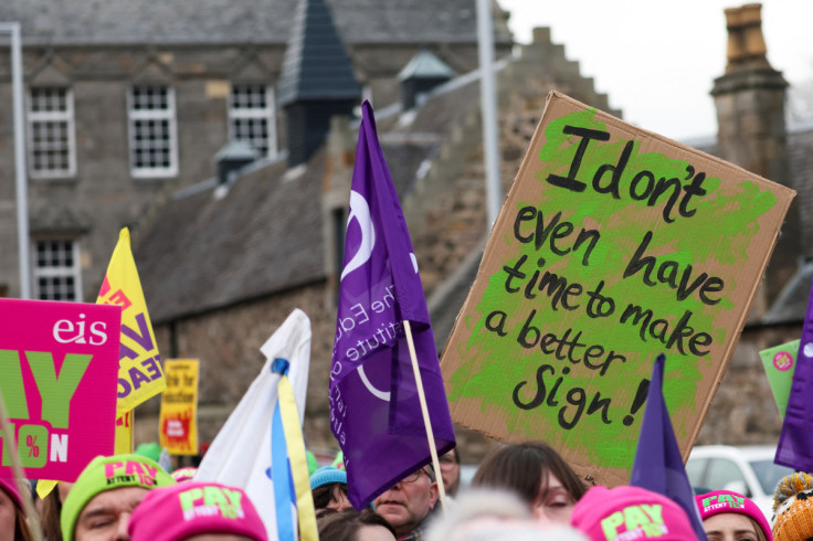 Membros do EIS e seus apoiadores participam de um comício fora do Parlamento Escocês em Edimburgo