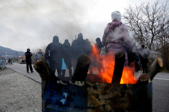 Sérvios do Kosovo bloqueiam a estrada perto da aldeia de Rudine