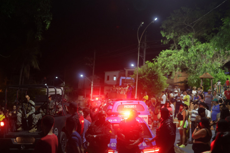 Policiais vigiam enquanto apoiadores do político brasileiro Roberto Jefferson se manifestam perto de sua casa em Comendador Levy Gasparian