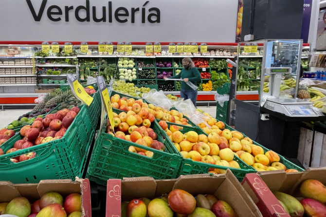 Uma mulher faz compras em um supermercado, em Buenos Aires